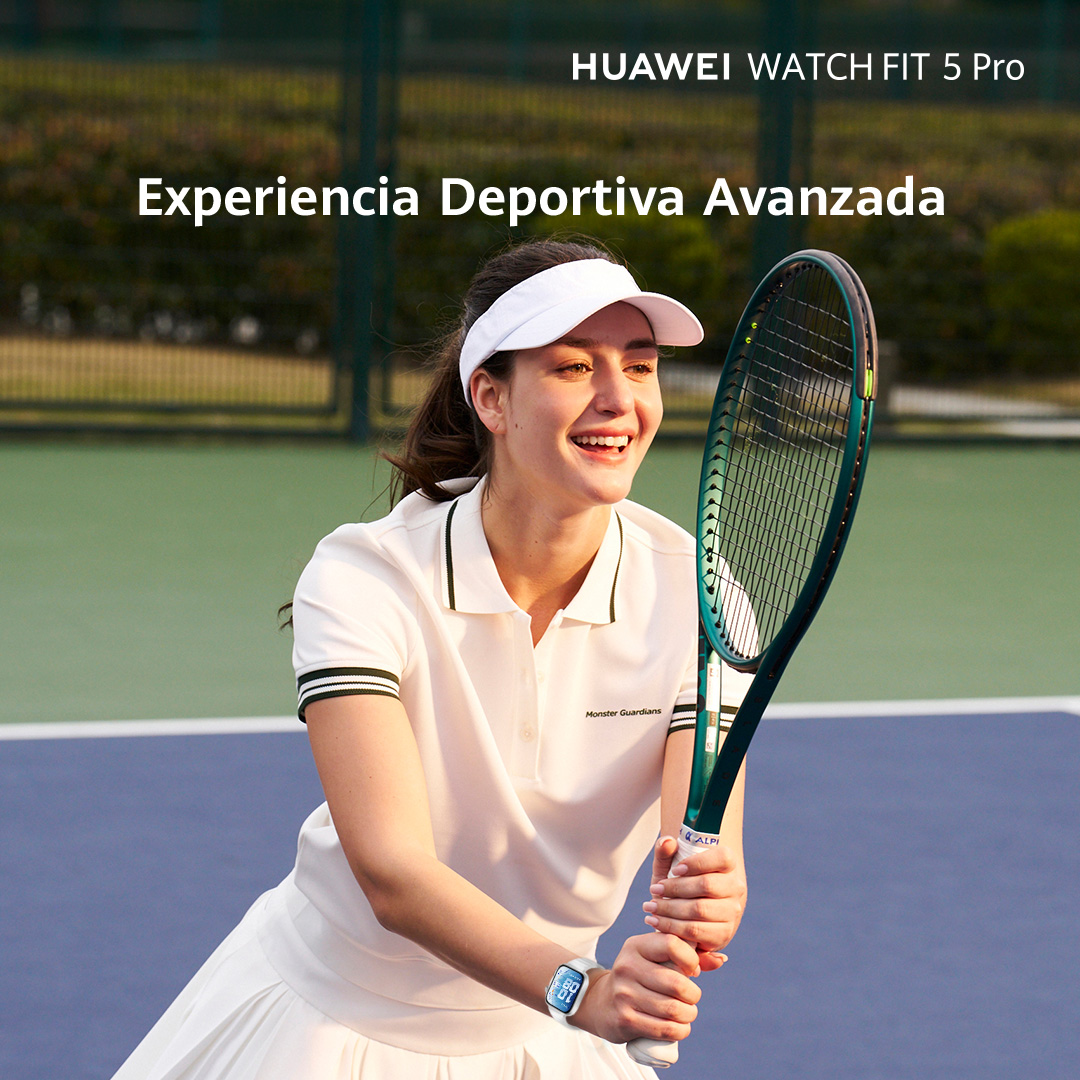 Una mujer con ropa de tenis sujeta una raqueta, lleva un reloj.