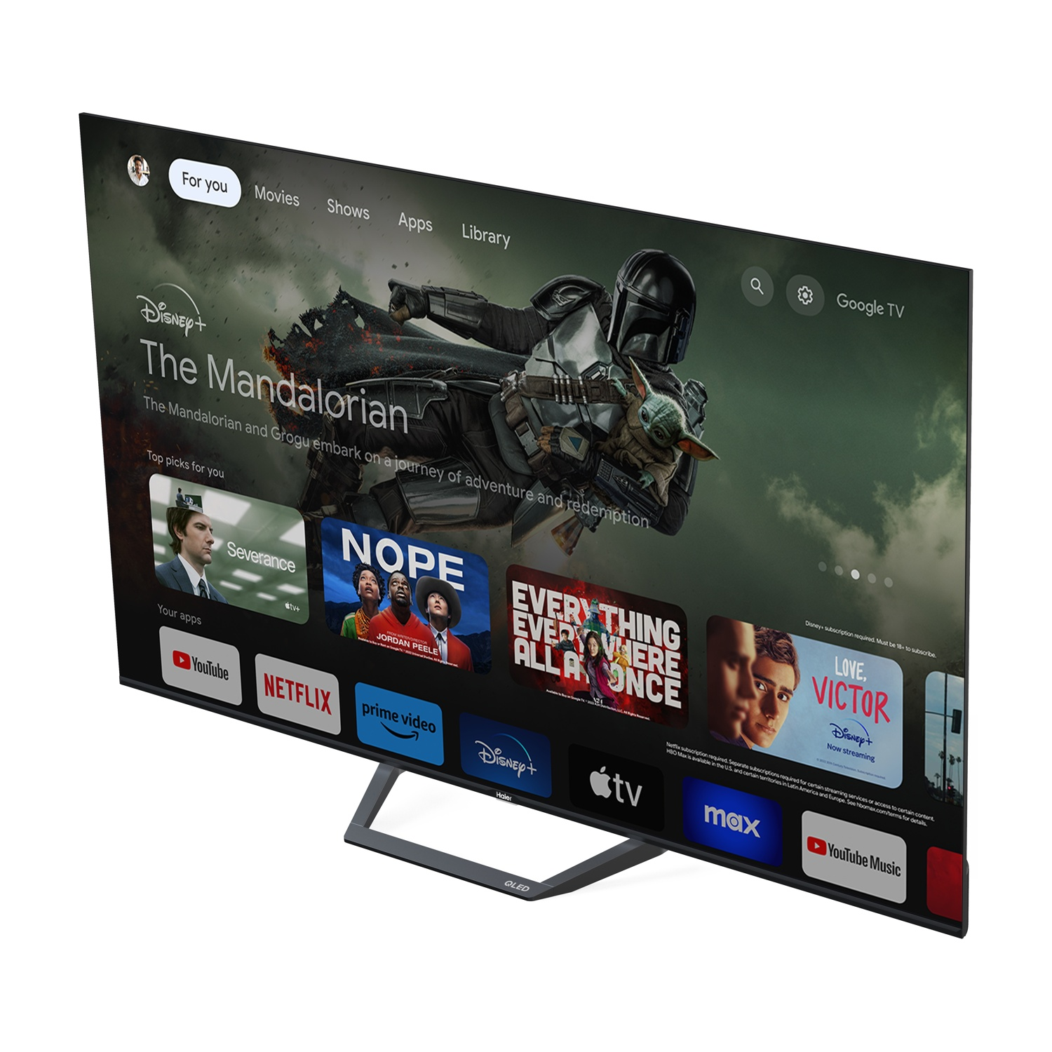 Un TV mostra l'interfaccia di Google TV con 'The Mandalorian' e vari loghi di app.