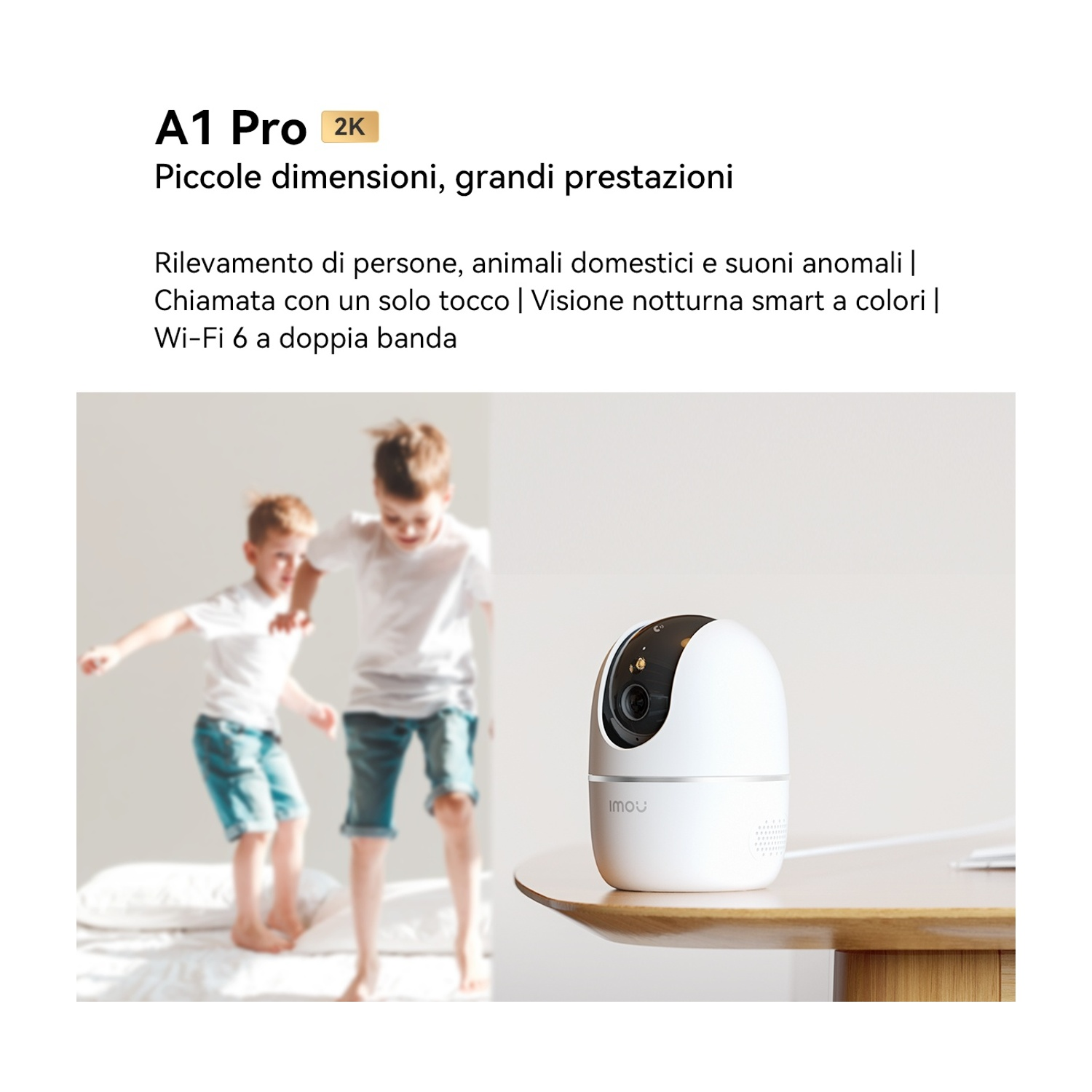 Una telecamera di sicurezza bianca PTZ è su un tavolo di legno. Due bambini saltano sullo sfondo.