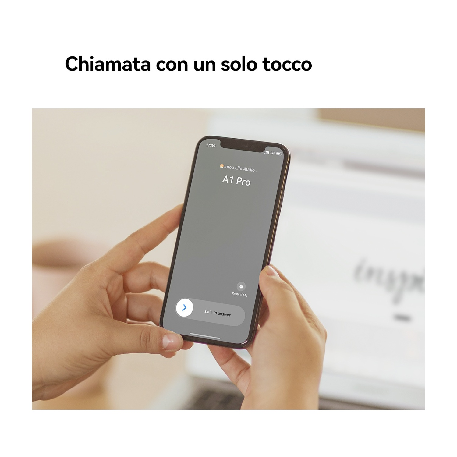 Persona tiene smartphone con chiamata in arrivo. Opzione per rispondere.