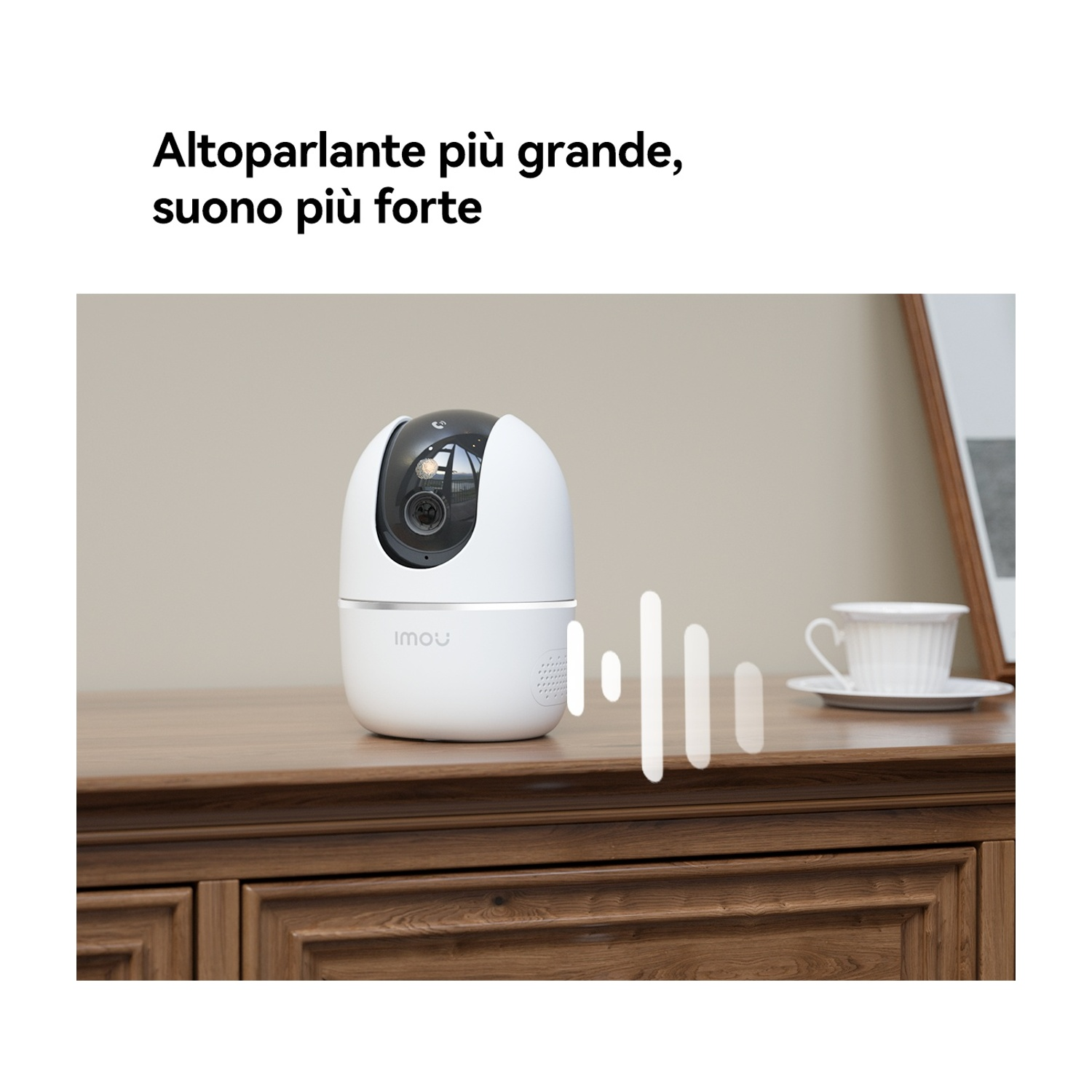 Una telecamera smart bianca su un mobile in legno con tazza e piattino.