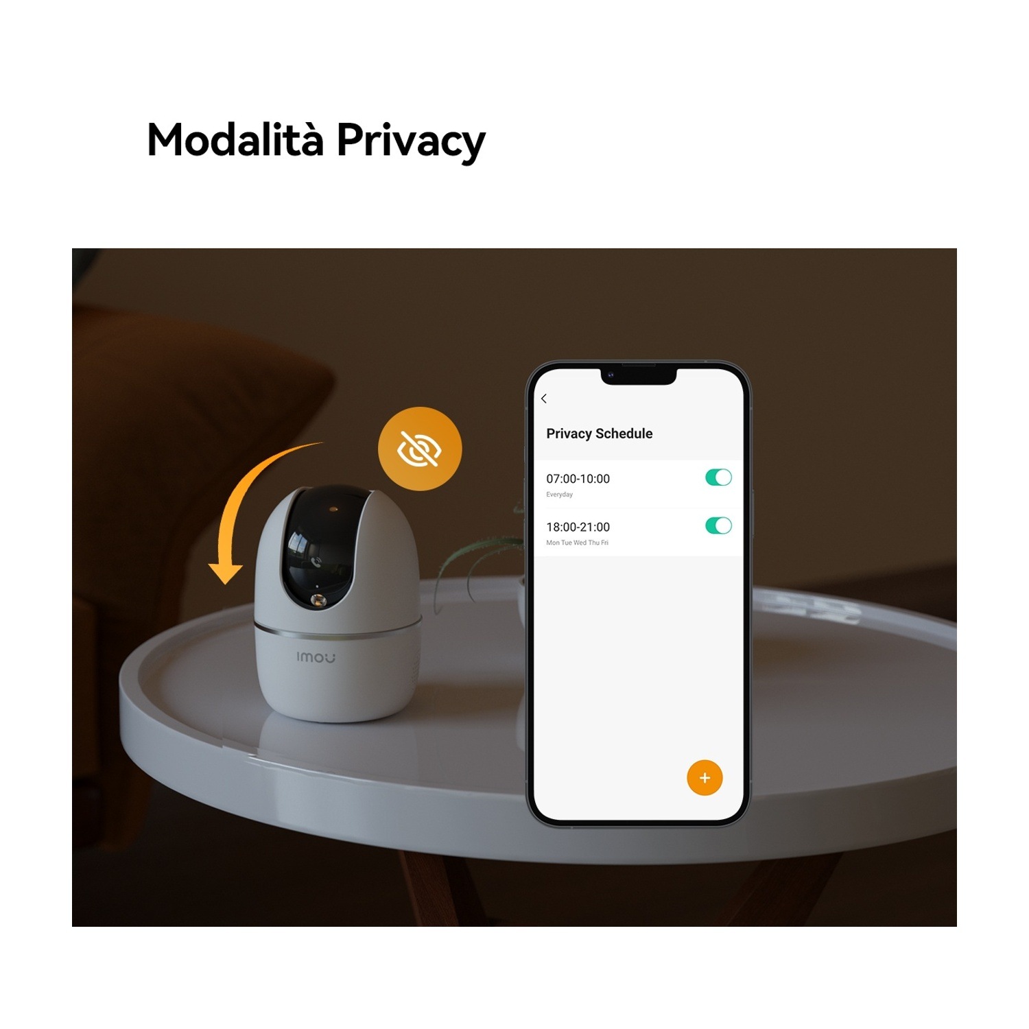 Una telecamera di sicurezza bianca accanto a uno smartphone che mostra un programma per la privacy.