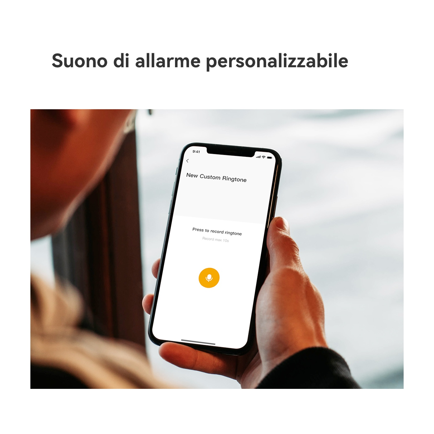 Una persona tiene uno smartphone che mostra un'app per registrare una suoneria personalizzata.