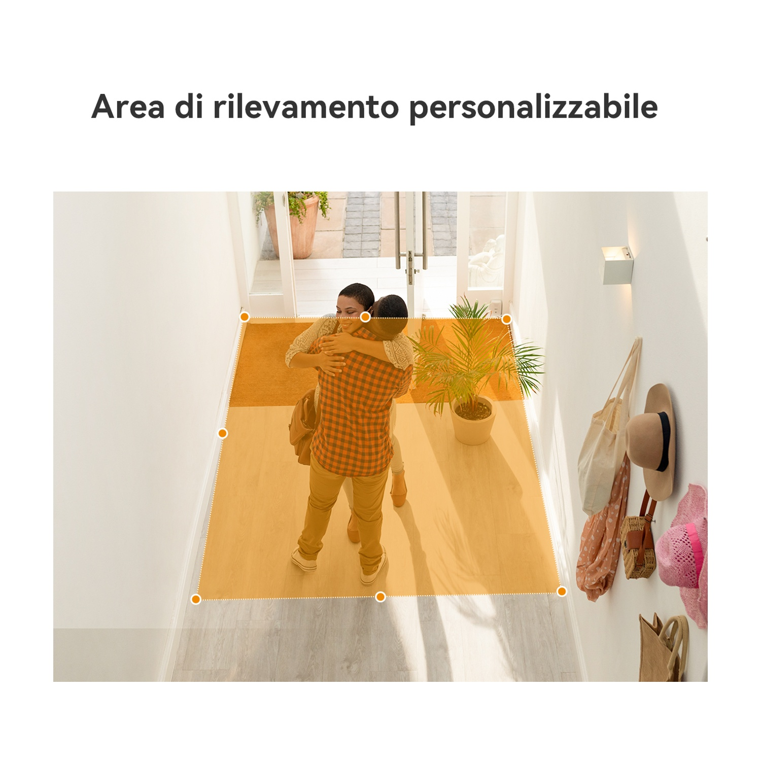 Due persone si abbracciano in un corridoio con area di rilevamento arancione.