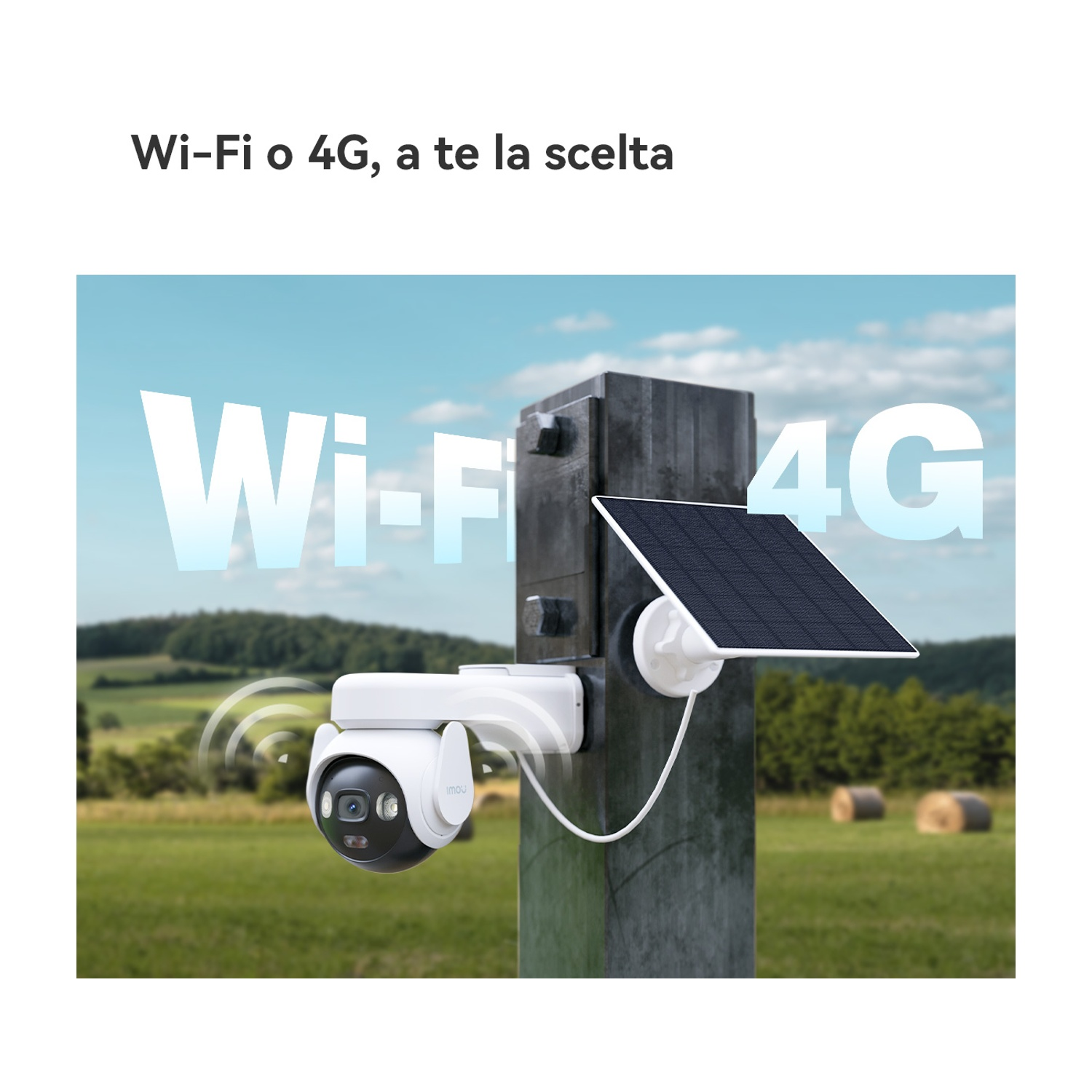 Una telecamera di sicurezza con pannello solare montata su un palo all'aperto.