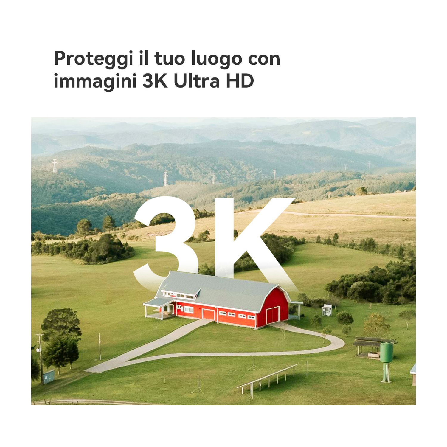 Un fienile rosso con un grande logo "3K" in primo piano, su dolci colline verdi.