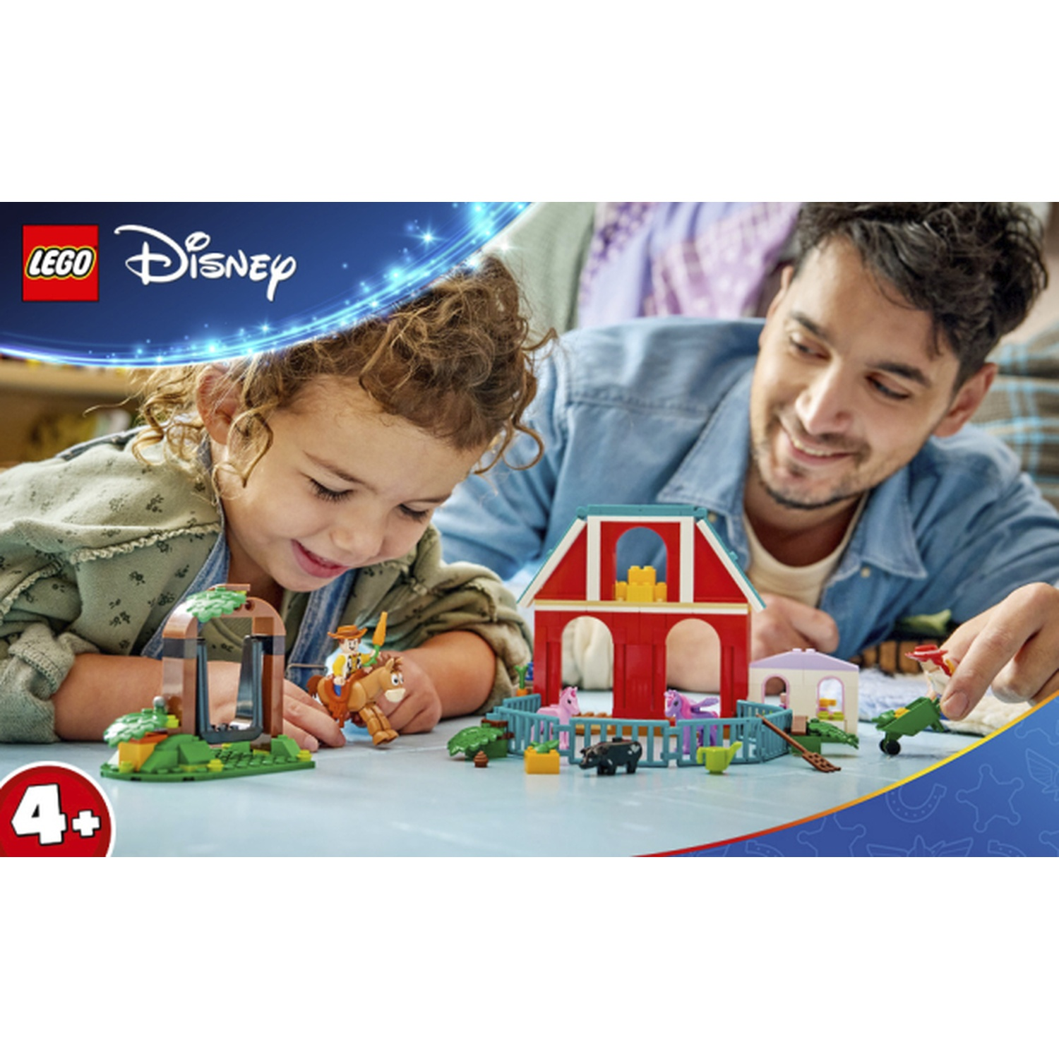 Padre e figlio costruiscono un set di fattoria Lego Disney con animali e figure.