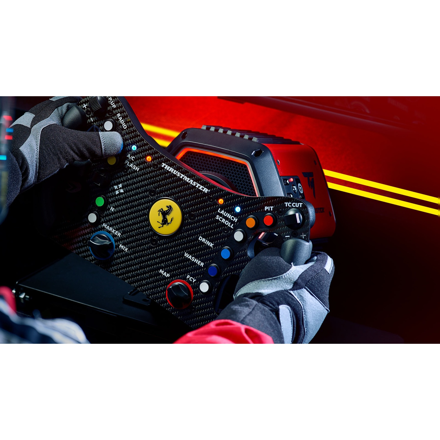 Mani con guanti da corsa azionano un volante Thrustmaster con logo Ferrari.