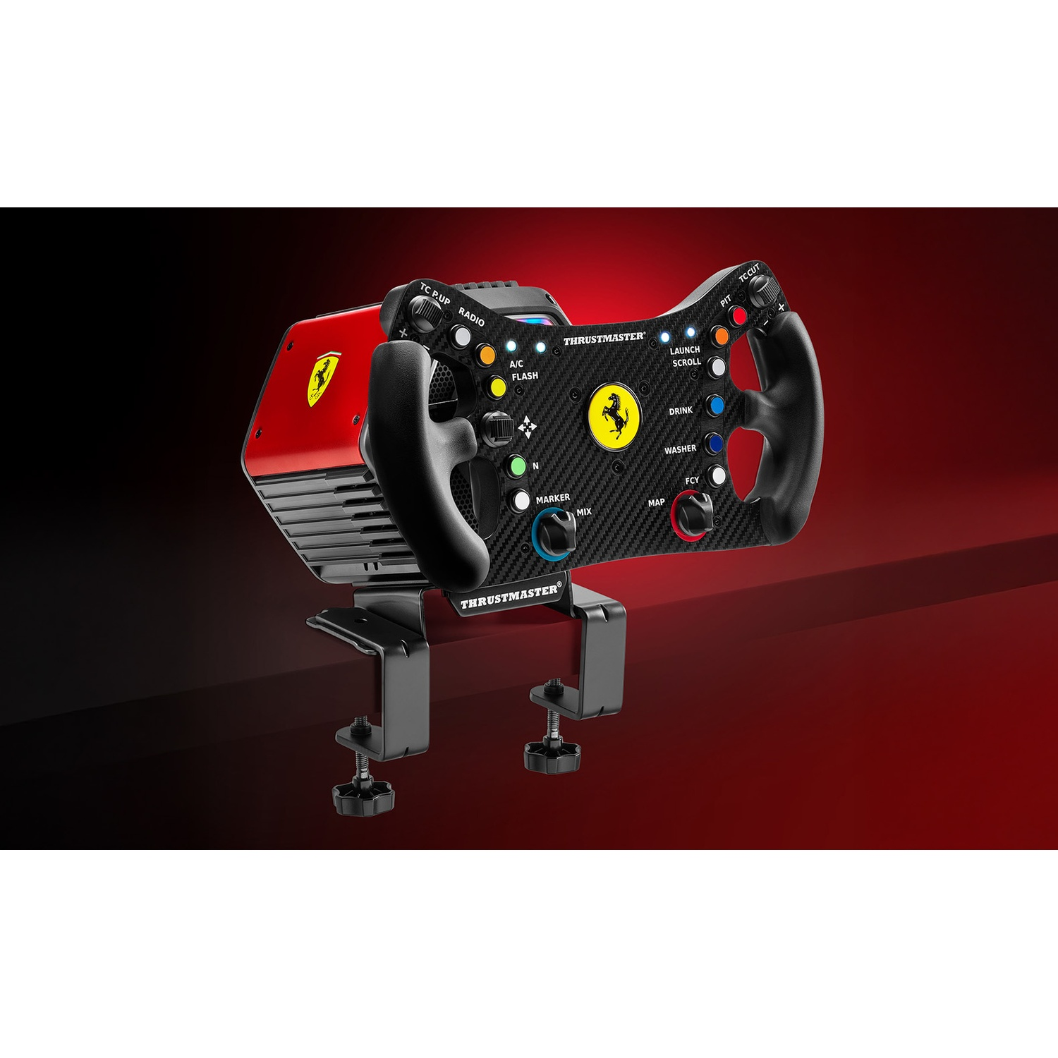 Un volante da corsa nero con logo Ferrari e pulsanti, su sfondo rosso.