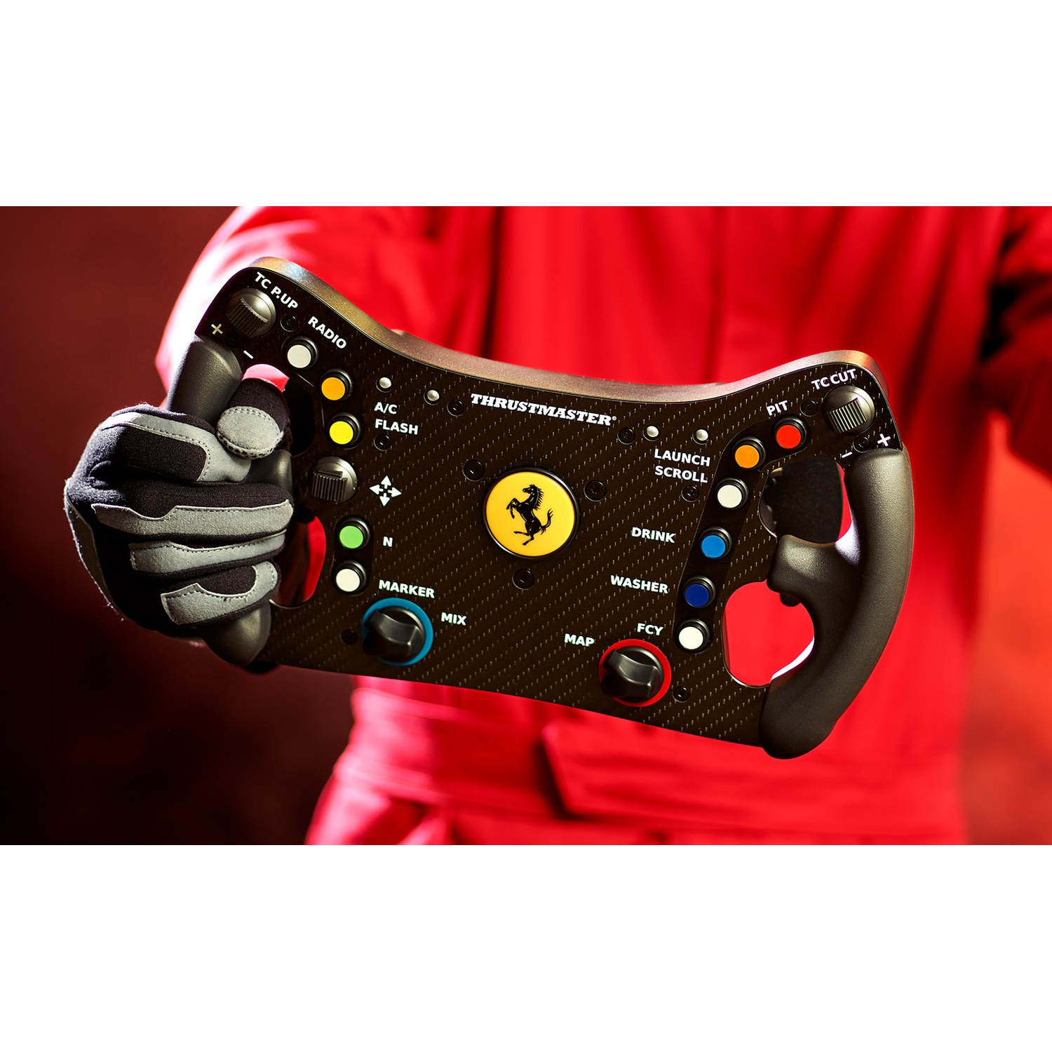 Una mano con guanto nero e grigio tiene un volante da corsa Thrustmaster Ferrari con molti pulsanti.