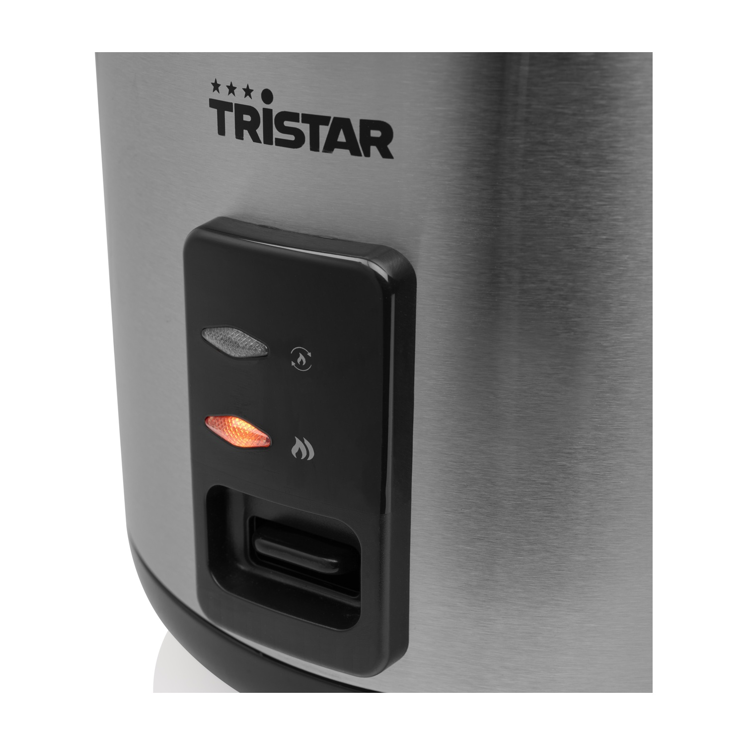 Cuociriso in acciaio inox con logo Tristar. Una luce rossa è accesa sul pannello di controllo.