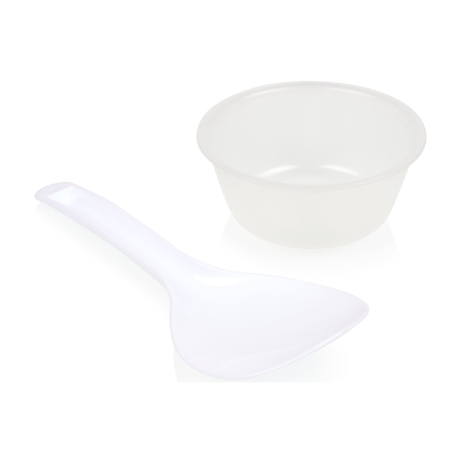 Cucchiaio da riso e ciotola in plastica bianca su sfondo bianco.