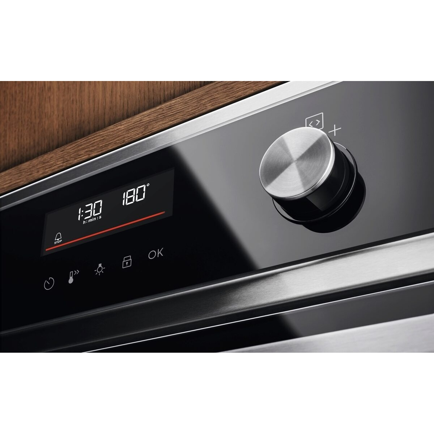 Un forno moderno con display digitale e manopola. Dettagli in legno sullo sfondo.