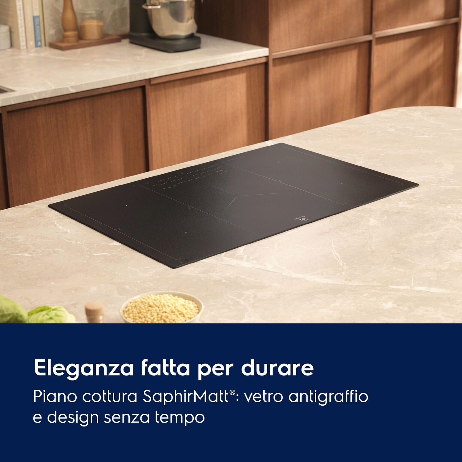 Un piano cottura a induzione nero su un piano di lavoro in pietra in una cucina moderna.