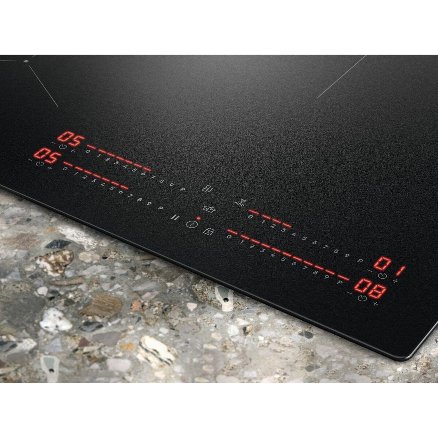 Piano cottura a induzione nero con display digitali rossi che mostrano livelli di calore e impostazioni.