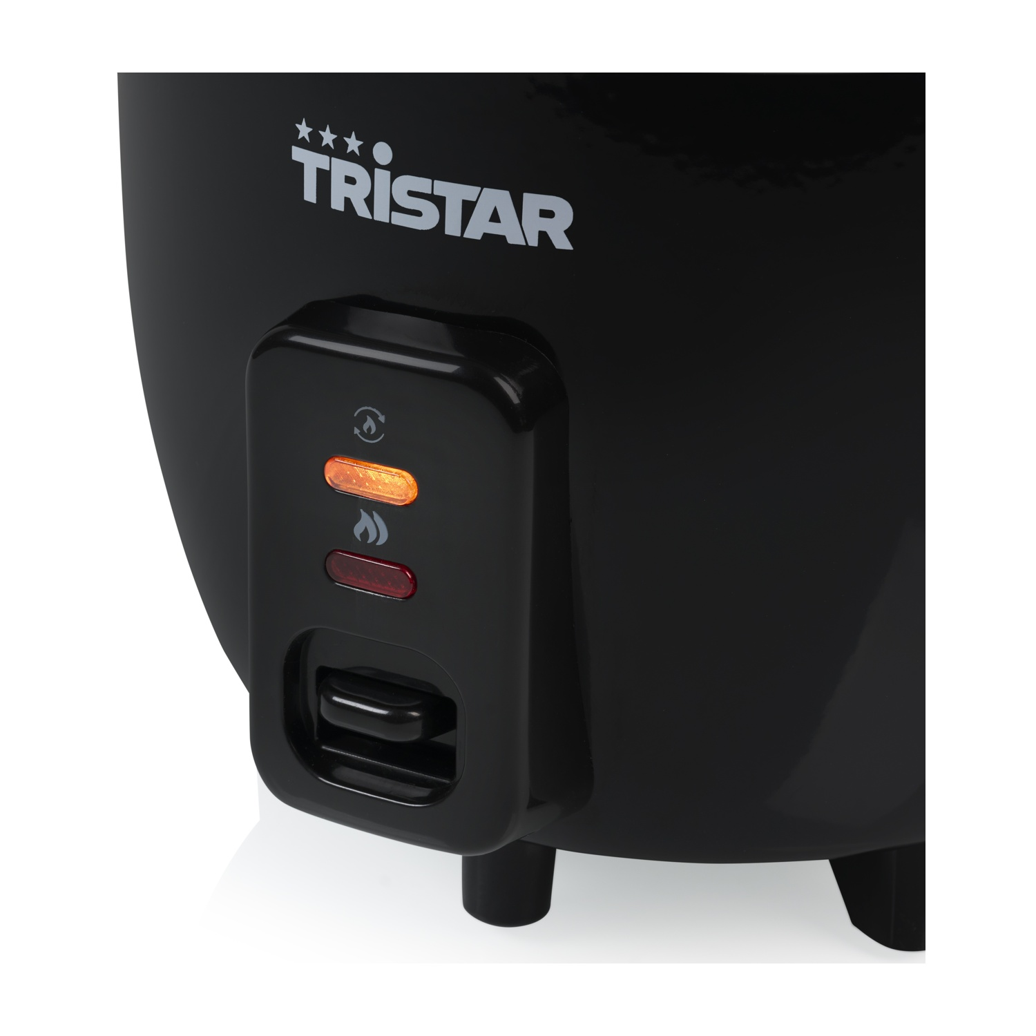 Particolare di una pentola per riso nera con logo Tristar. Una luce arancione è accesa.