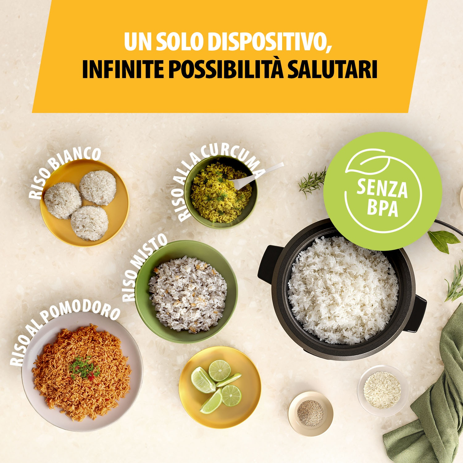 Vari piatti di riso in ciotole e una pentola per riso. Verdure e spicchi di lime.