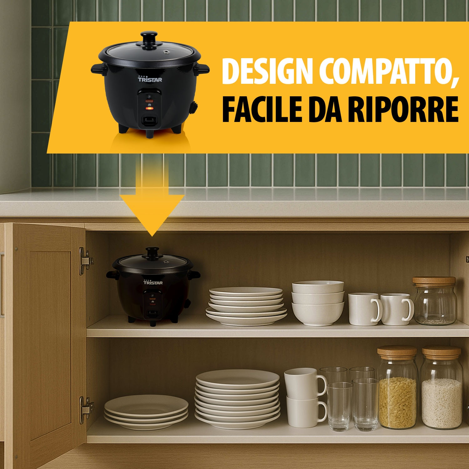 Una pentola per riso nera si trova sopra un pensile da cucina aperto con piatti.