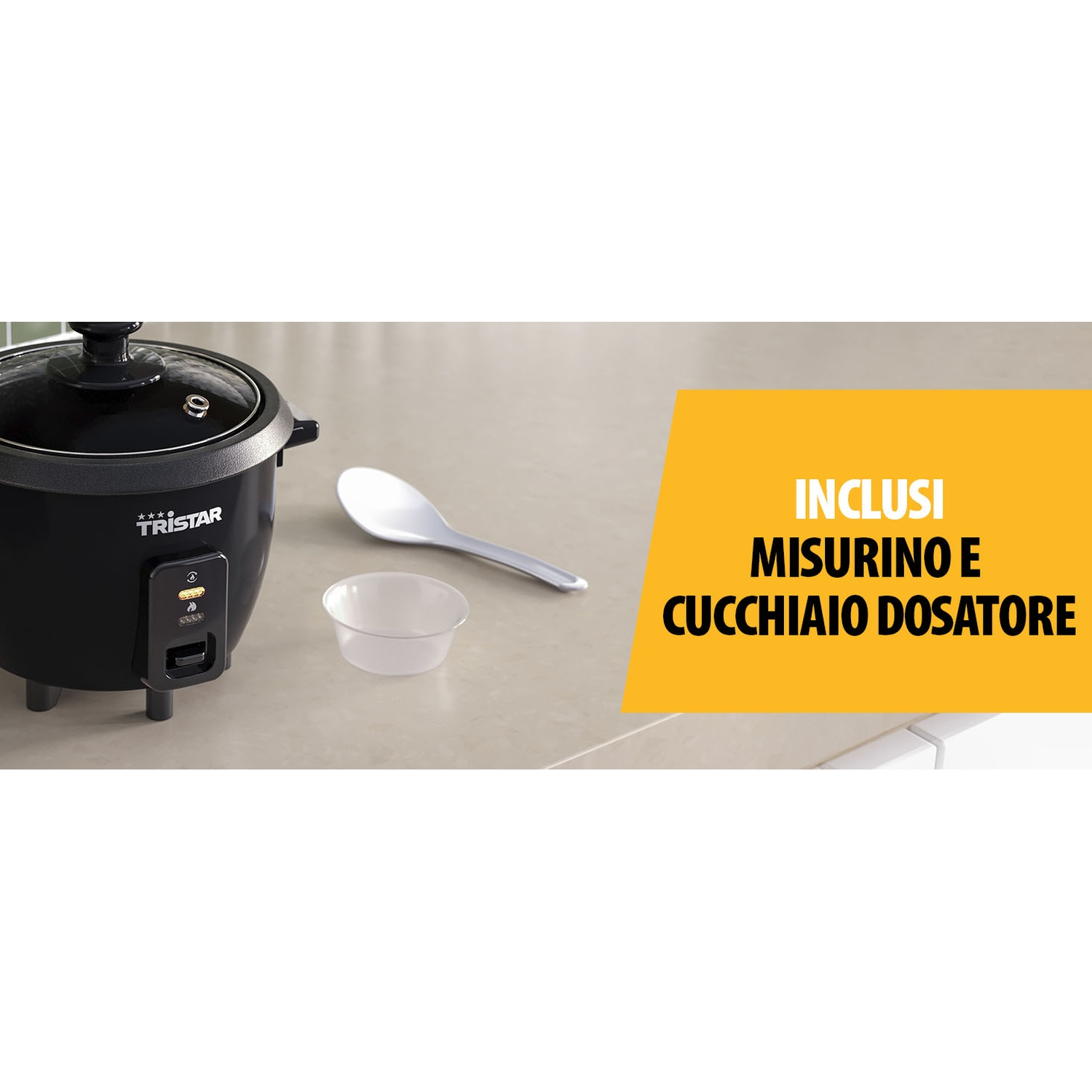 Pentola per riso nera con coperchio in vetro, misurino e cucchiaio.
