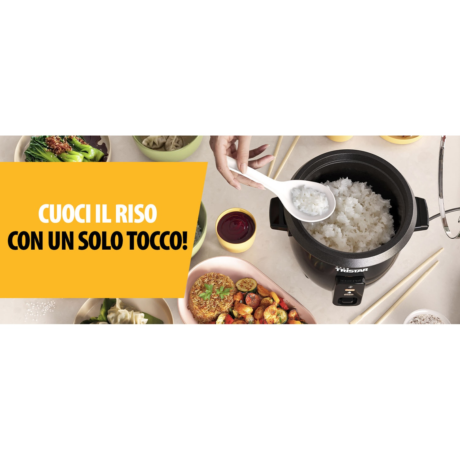 Una cuociriso con riso cotto, una ciotola di verdure e una mano che serve riso.