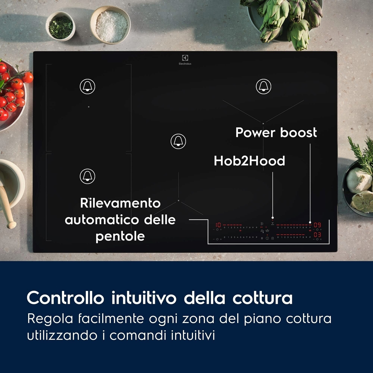 Piano cottura a induzione nero con pentole, erbe e aglio.