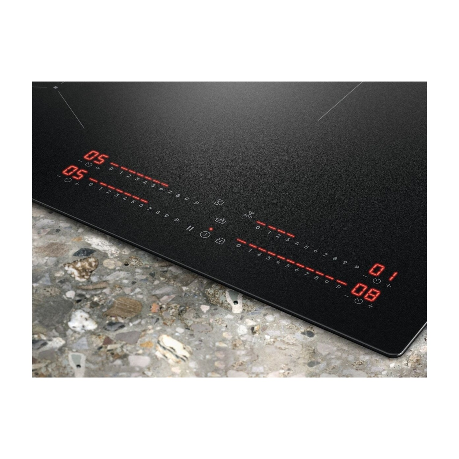 Superficie piano cottura a induzione nero con display digitali rossi per zone cottura.