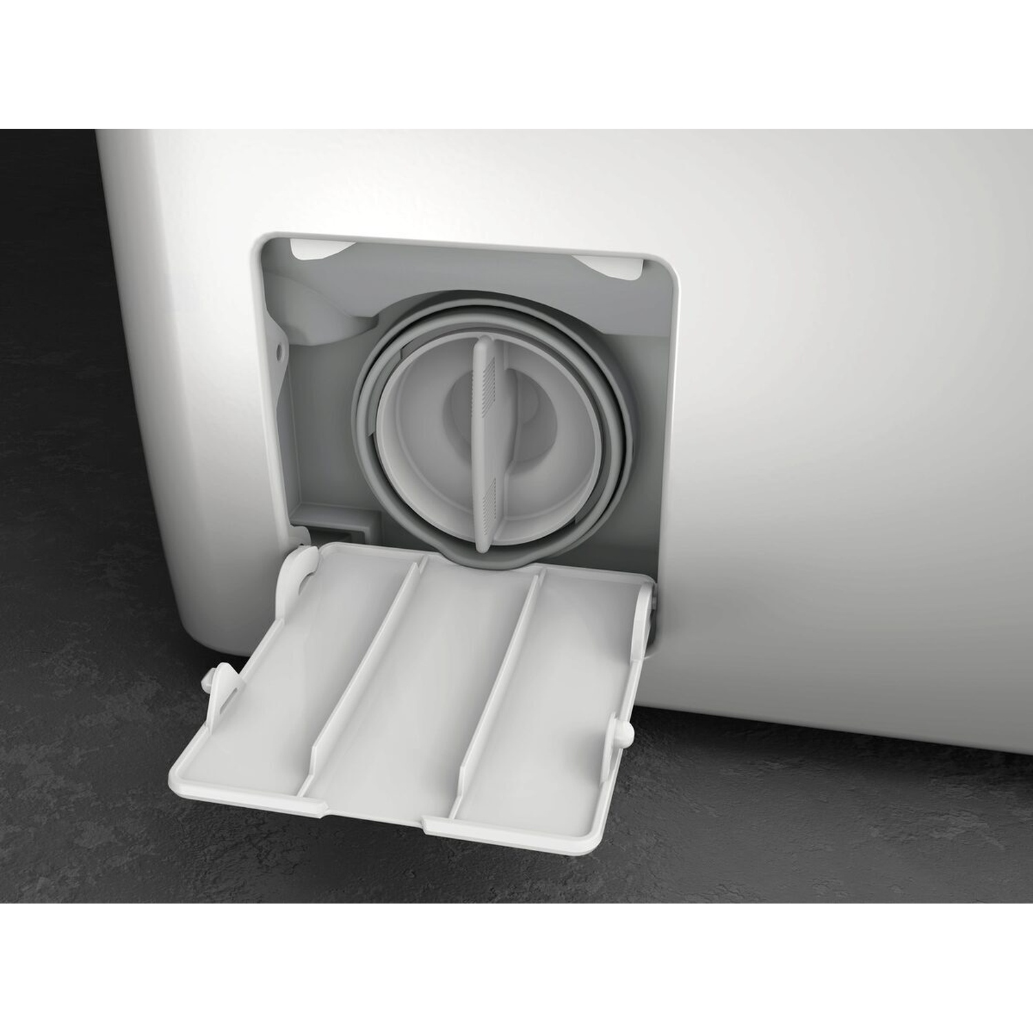 Filtro lavatrice bianco con sportello aperto su pavimento scuro.