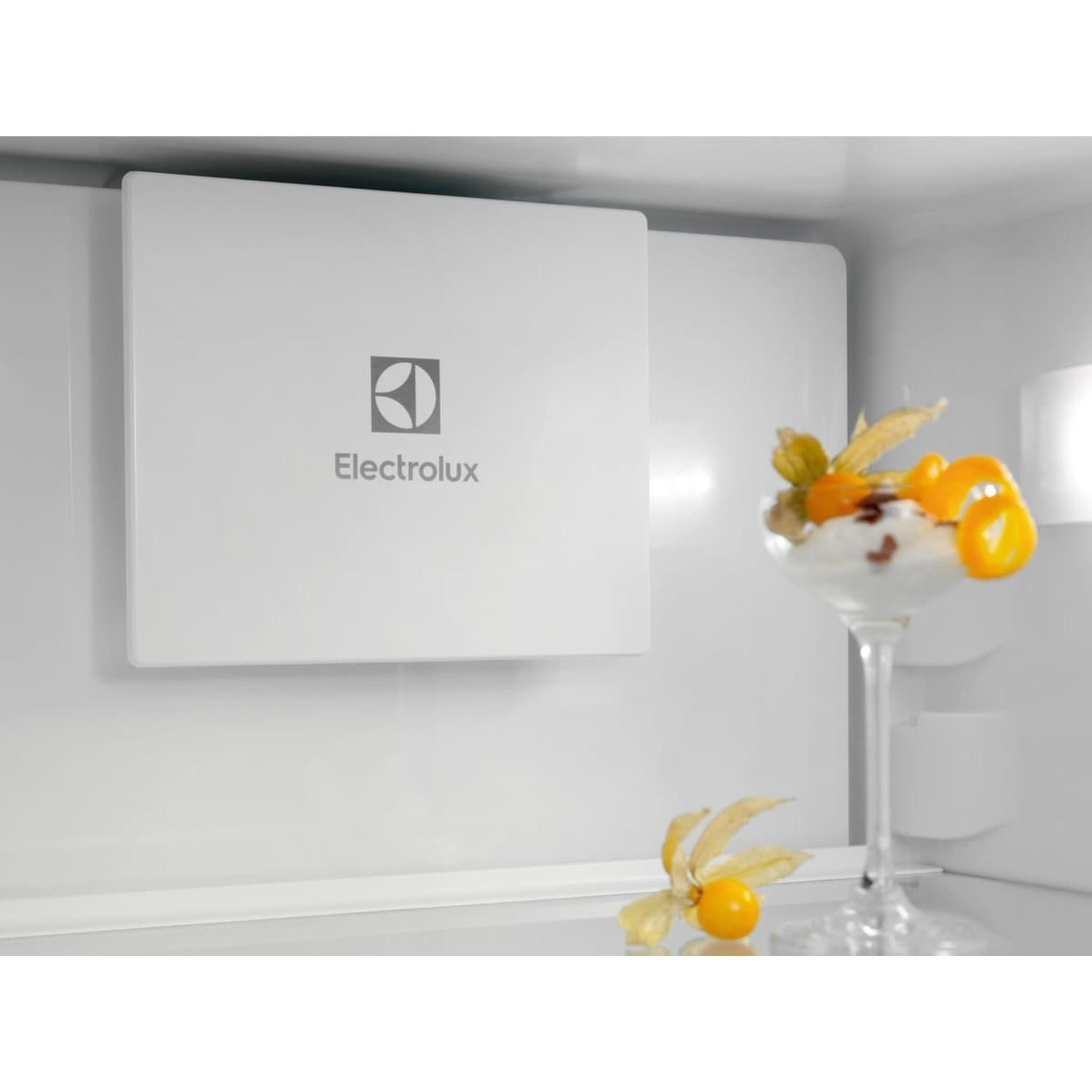 Pannello bianco logo Electrolux a sinistra, dessert in bicchiere a destra.