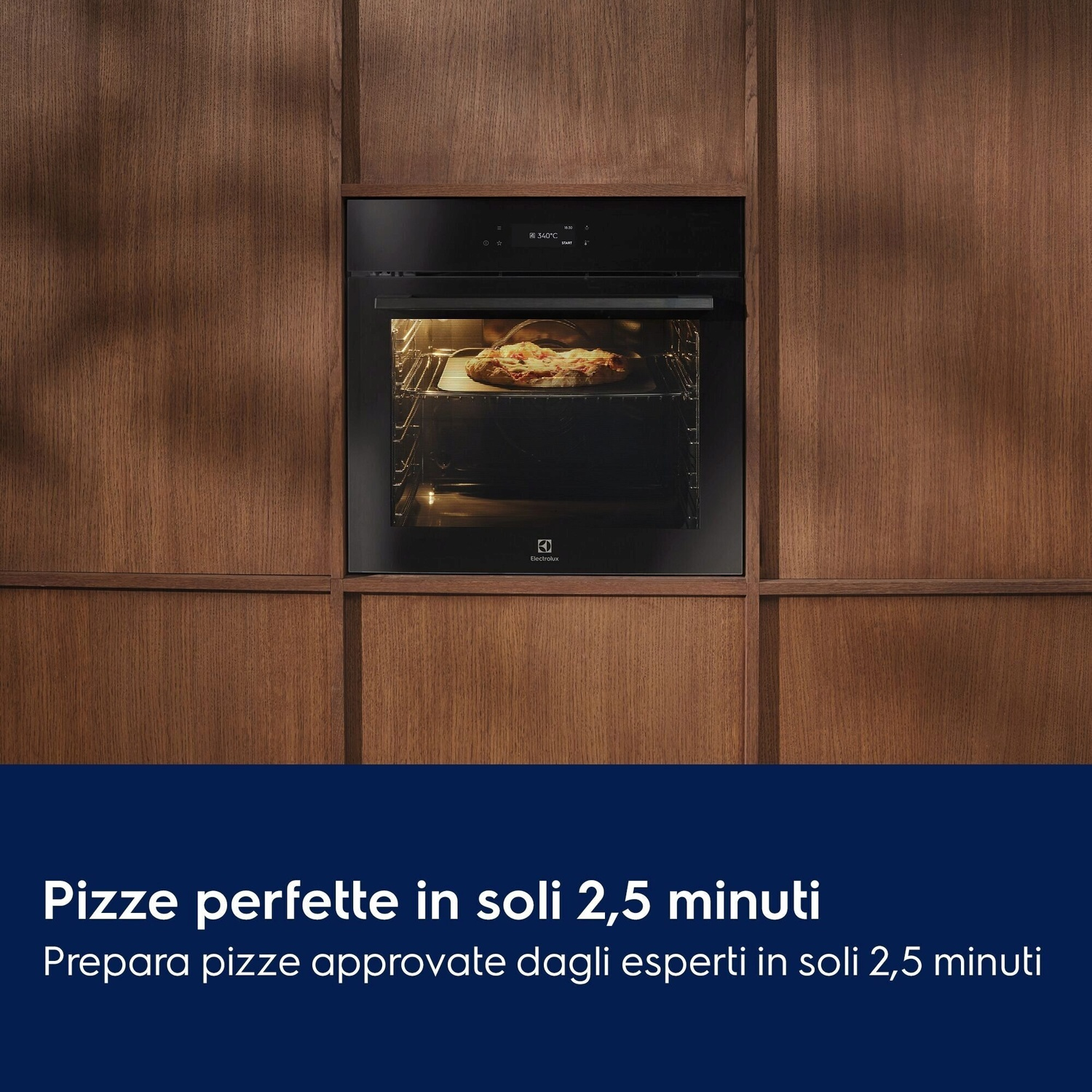 Una pizza che cuoce in forno a 340°C su una teglia.