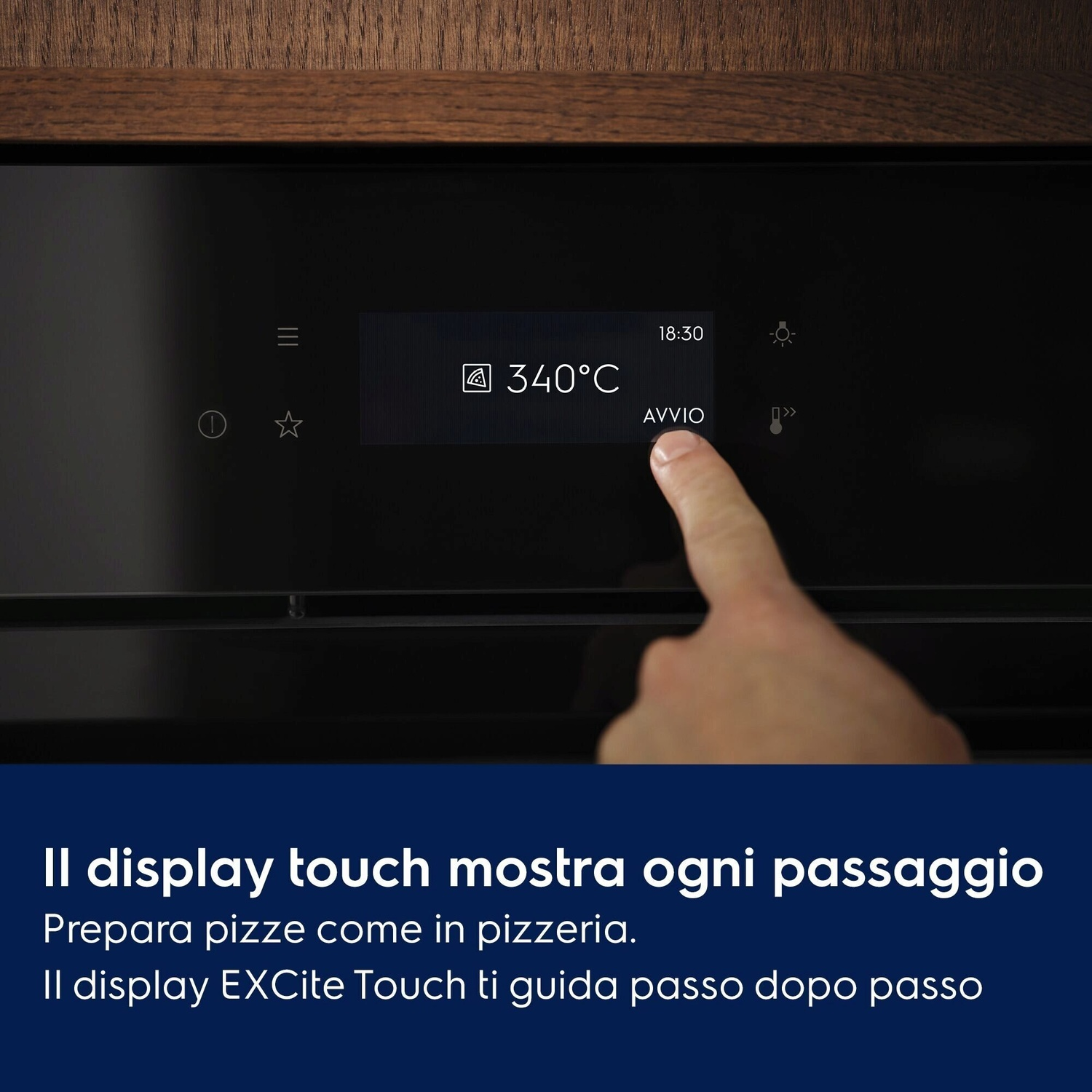 Un dito tocca il pulsante di avvio sul display di un forno a 340°C.
