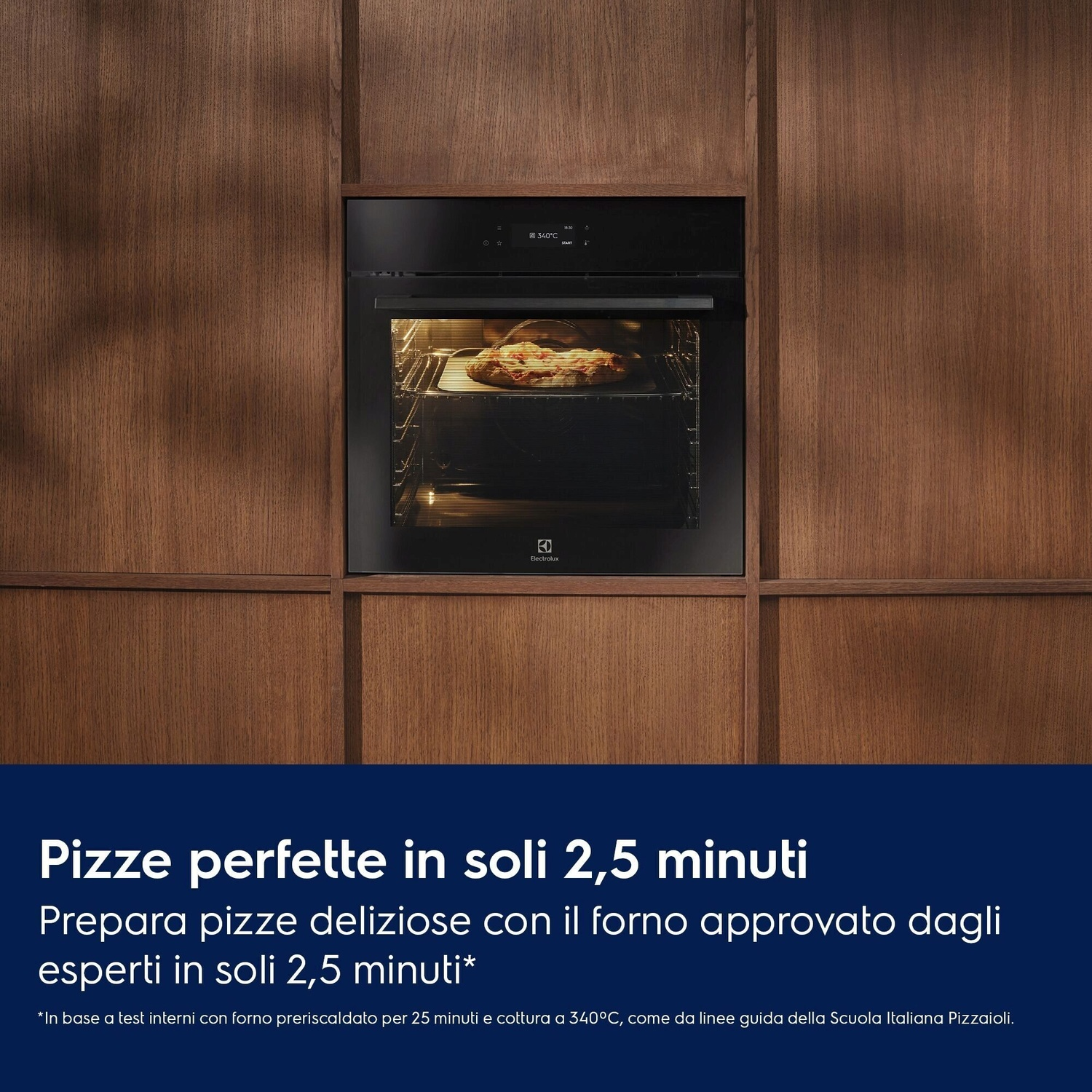 Una pizza viene cotta in un forno Electrolux da incasso a 340°C.