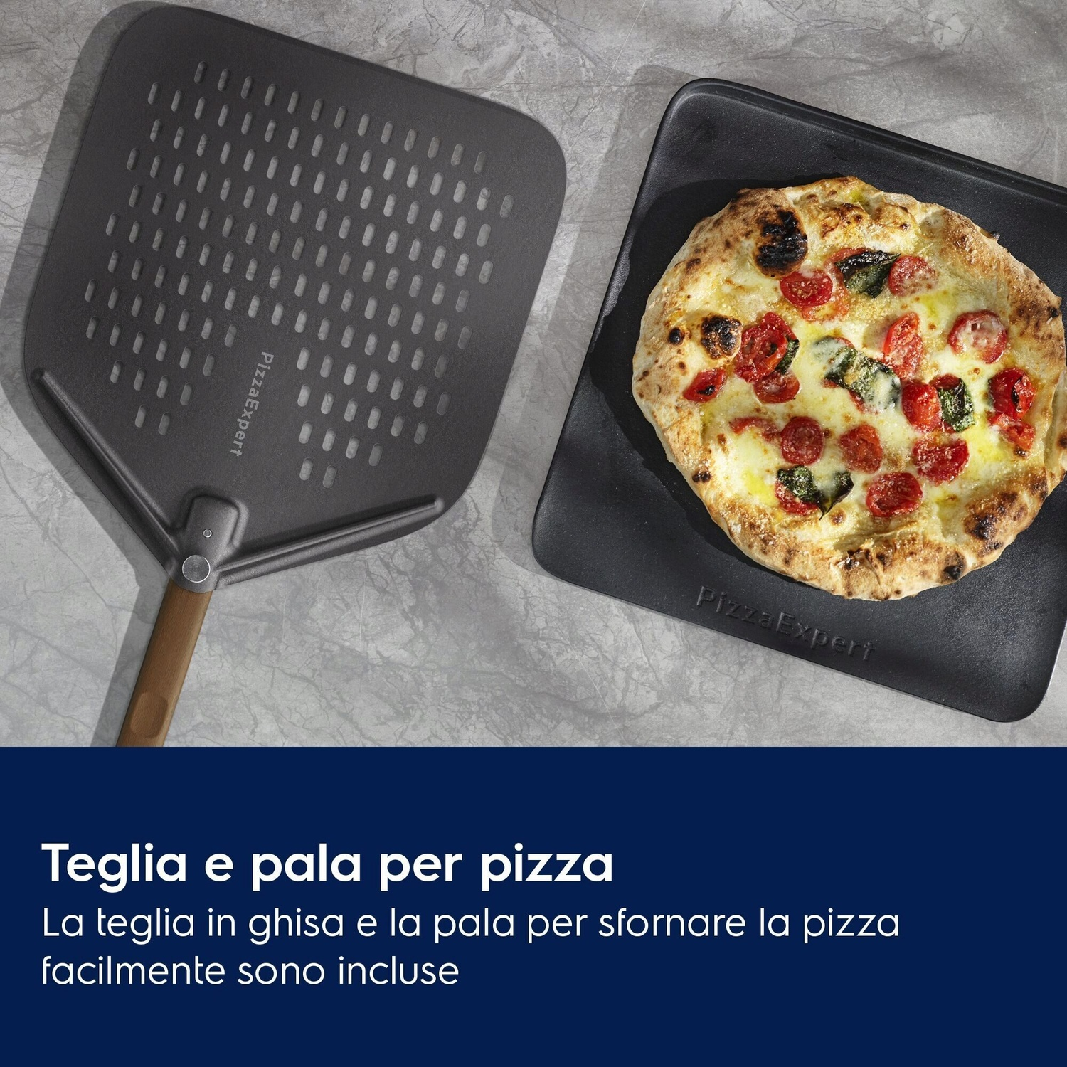Una pala per pizza in metallo accanto a una teglia in ghisa con pizza.