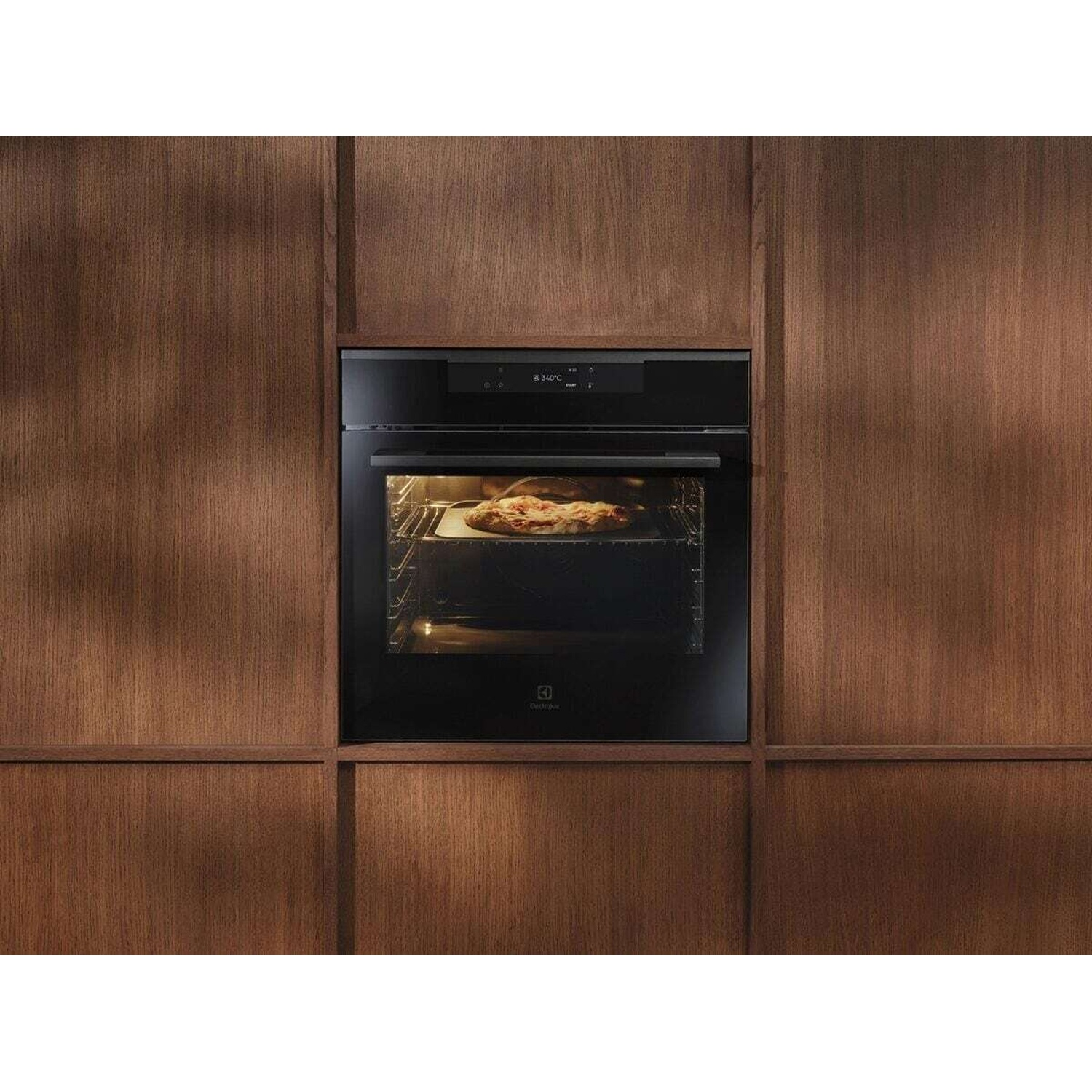 Forno da incasso con pizza all'interno, su mobile in legno.
