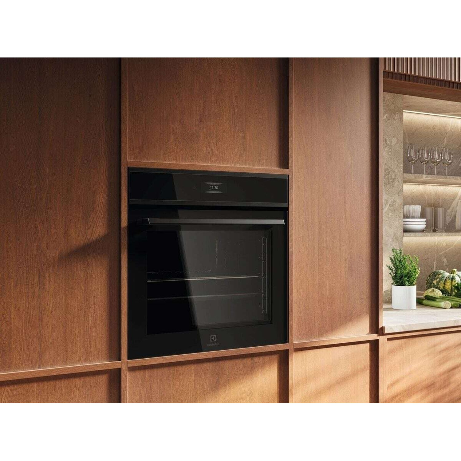 Moderno forno nero integrato in mobili in legno, con display che mostra le 12:30.