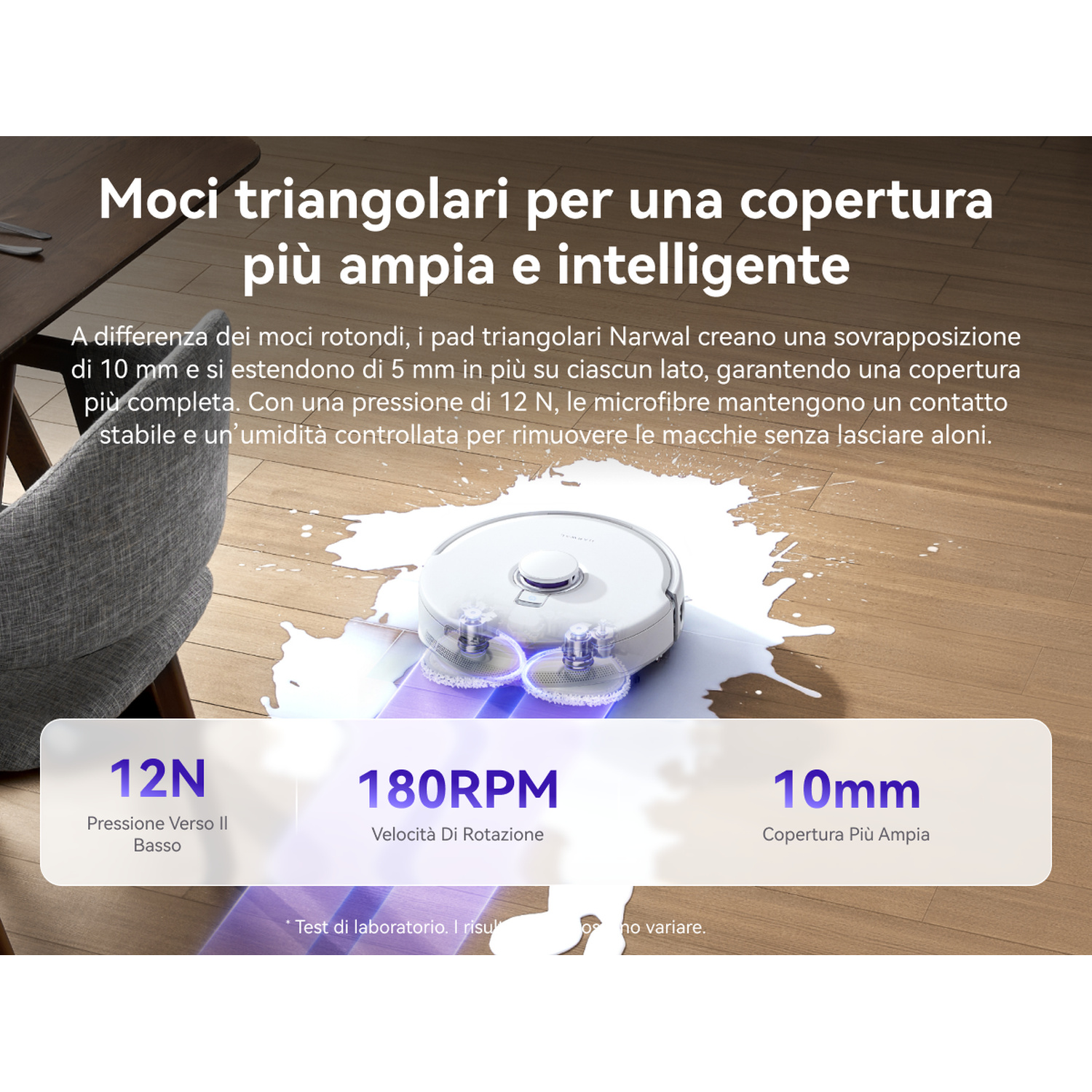 Un robot aspirapolvere bianco pulisce liquido versato su un pavimento in legno.