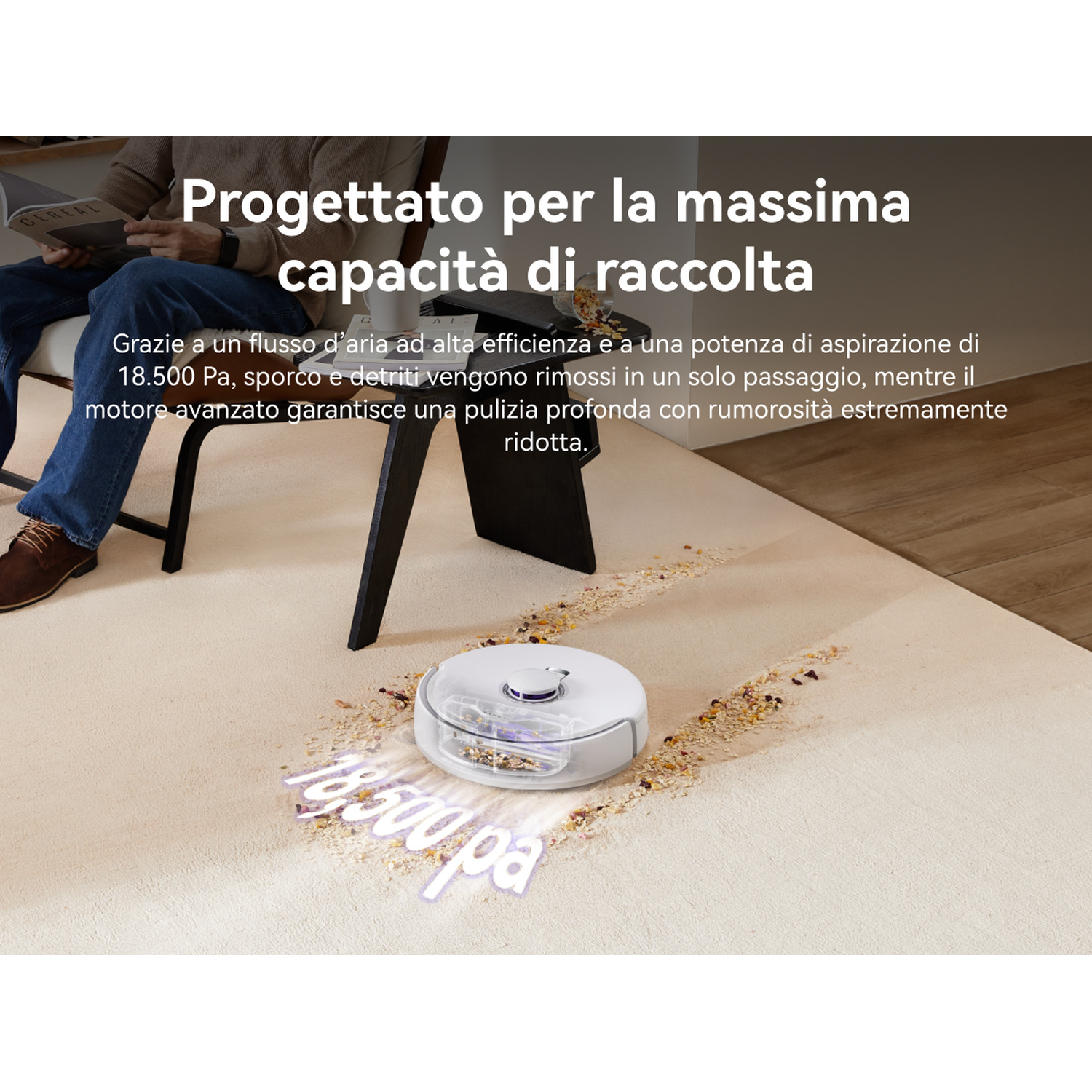 Un robot aspirapolvere bianco pulisce lo sporco da un tappeto beige chiaro.