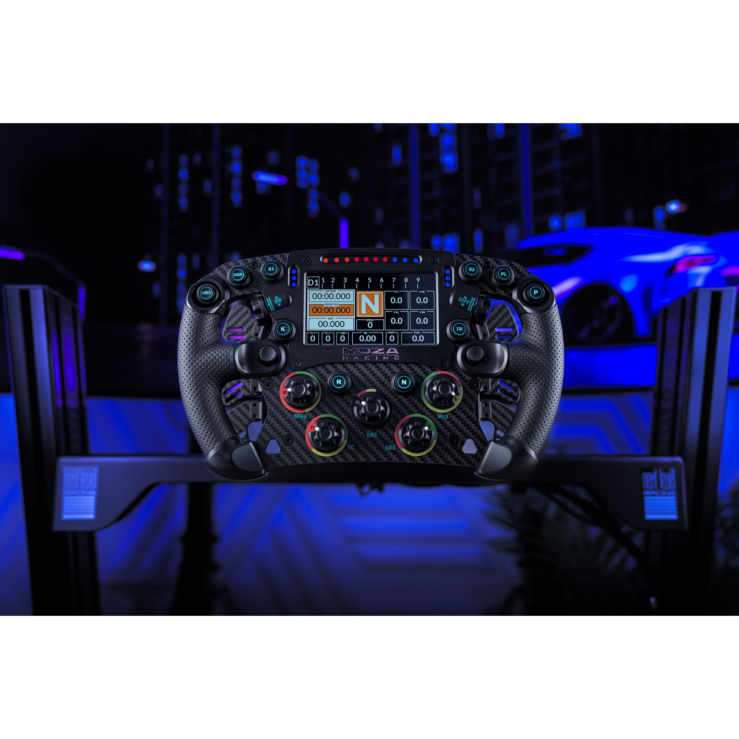 Un volante da corsa nero con display e pulsanti, illuminato da luce blu.
