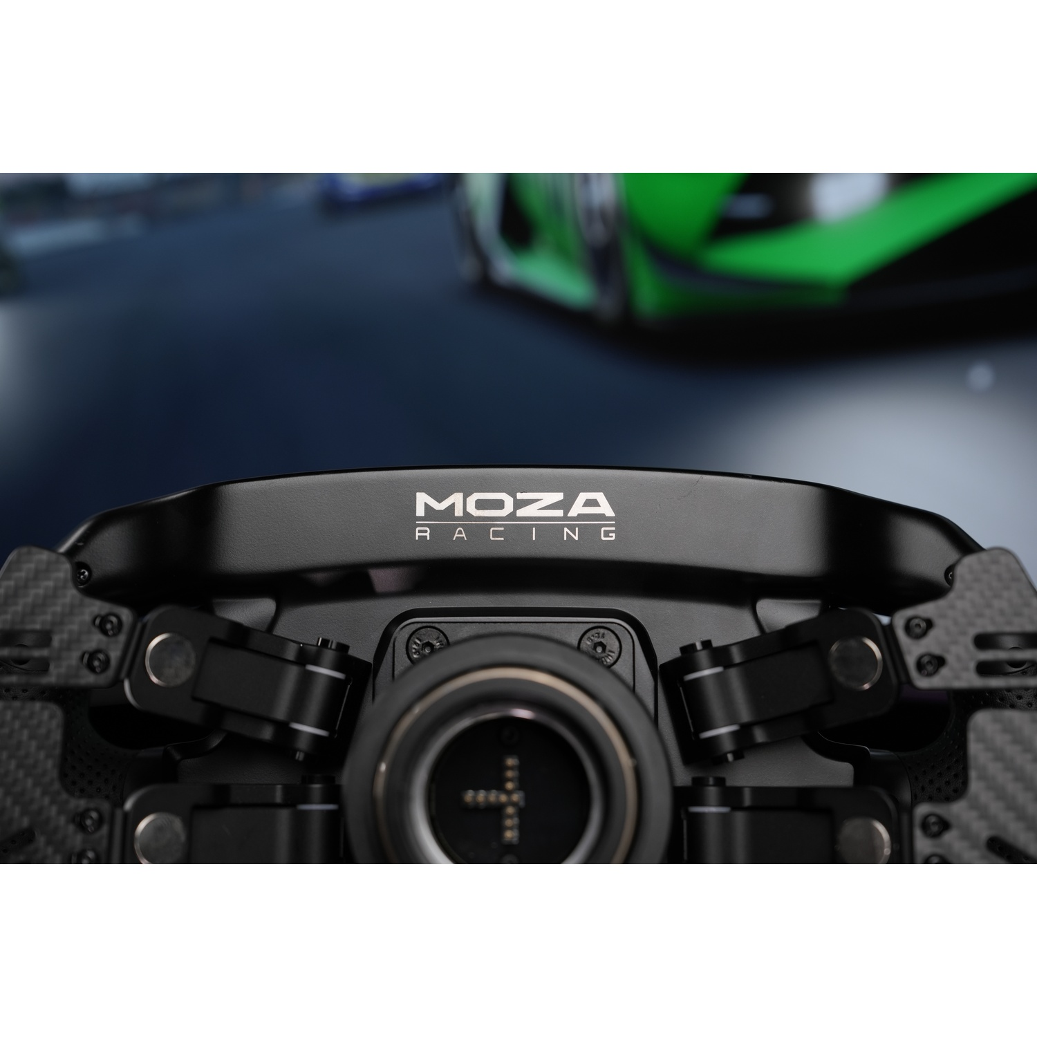 Primo piano di un volante da corsa nero con logo MOZA RACING. Auto da corsa sfocate sullo sfondo.