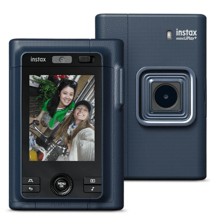Dwie kobiety na rowerze, niebieski aparat Instax Mini LiPlay+ z wyświetlaczem.