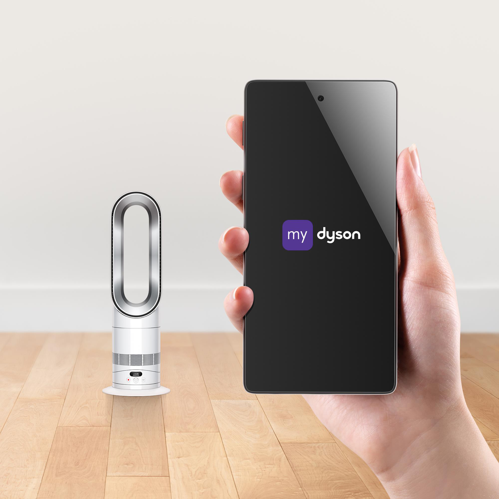Ein Dyson-Luftreiniger steht neben einem Smartphone mit dem Dyson-Logo.