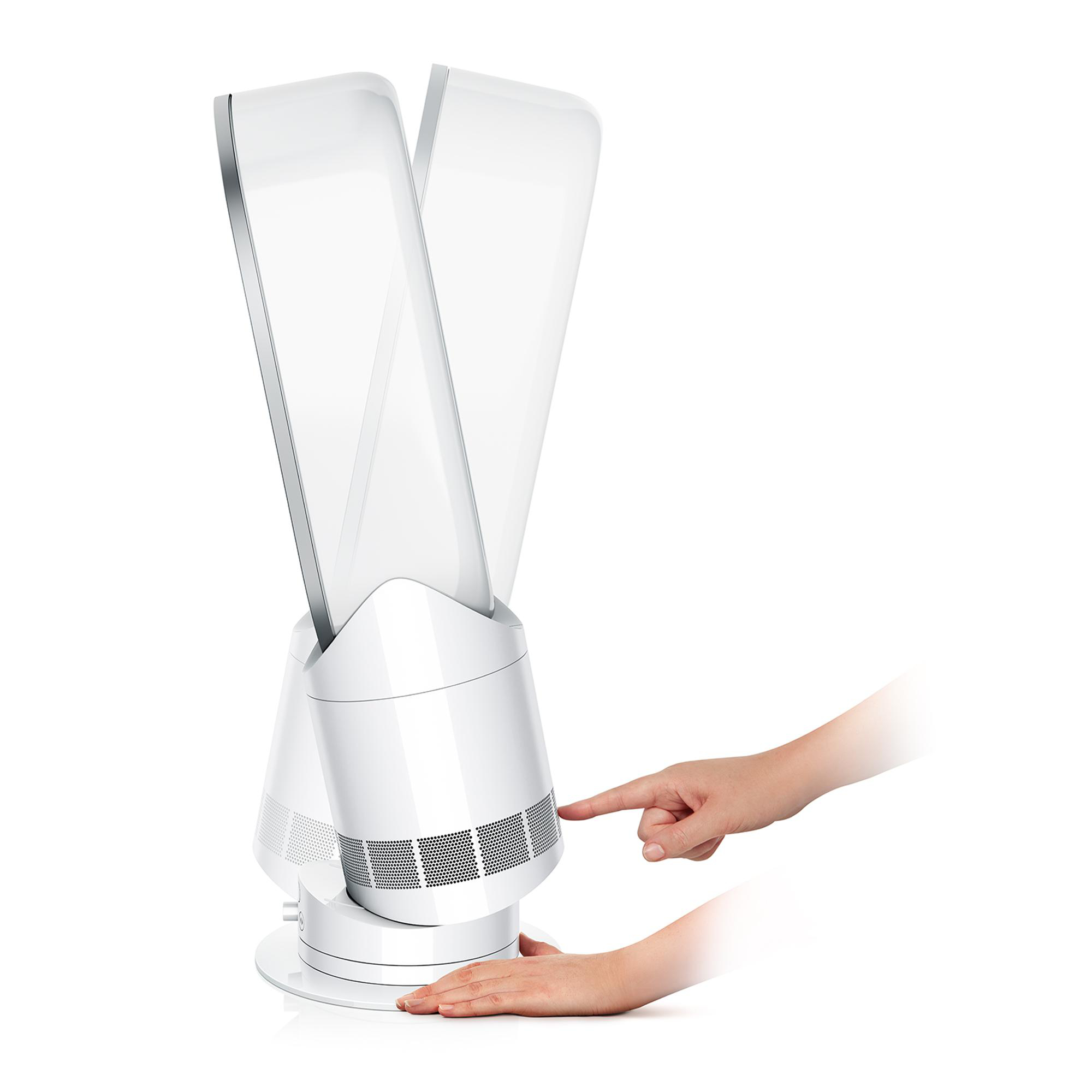Eine Hand drückt einen Knopf an einem weißen, blattlosen Ventilator.