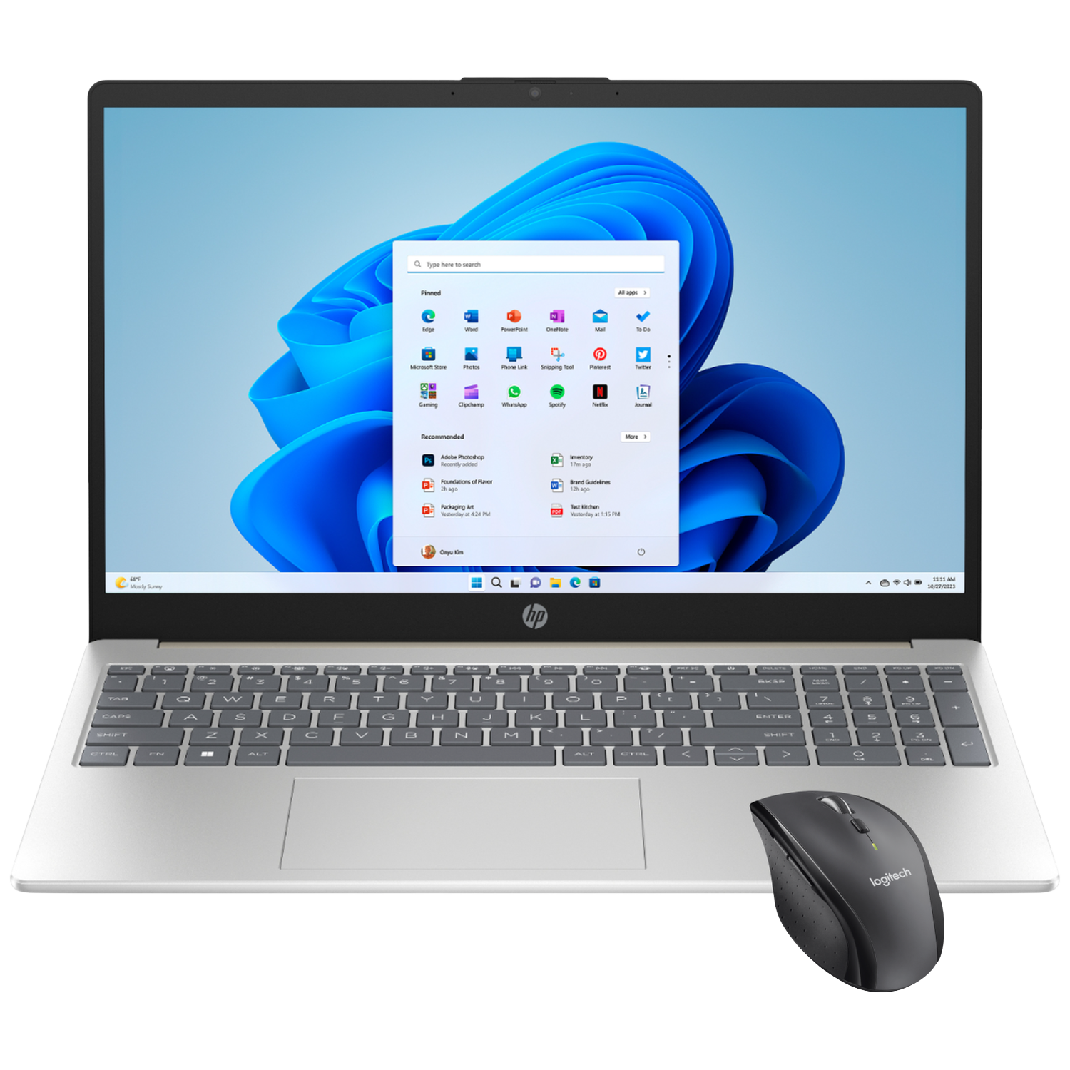 Een zilveren HP laptop met Windows 11 en een zwarte Logitech muis.
