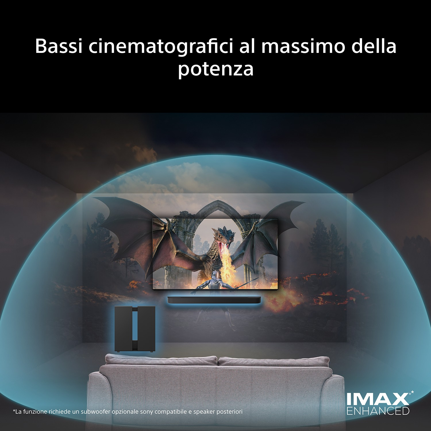 Un divano di fronte a una TV che mostra un drago. Onde sonore blu sono visibili.