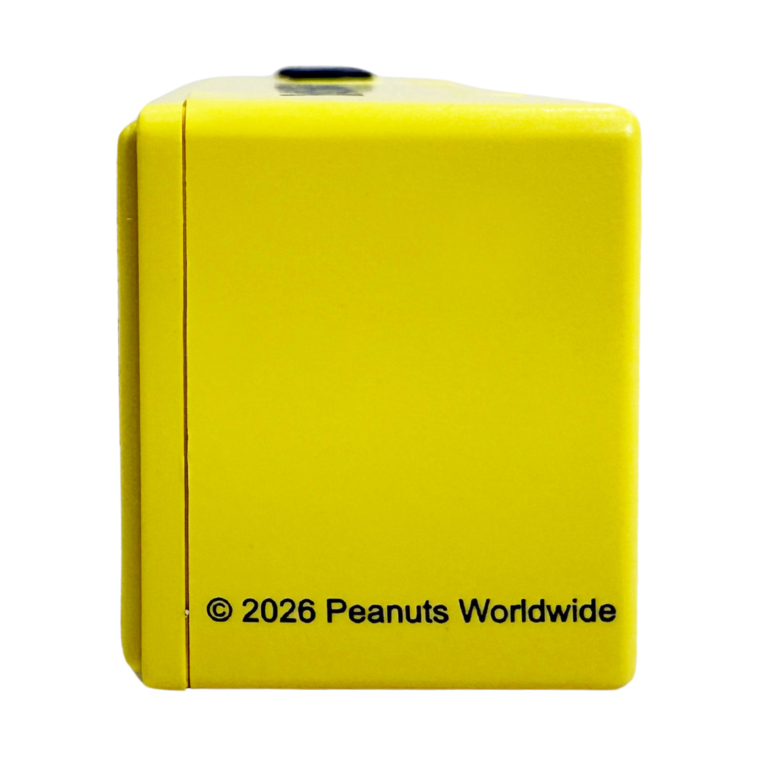 Un cubo giallo con testo copyright "2026 Peanuts Worldwide".