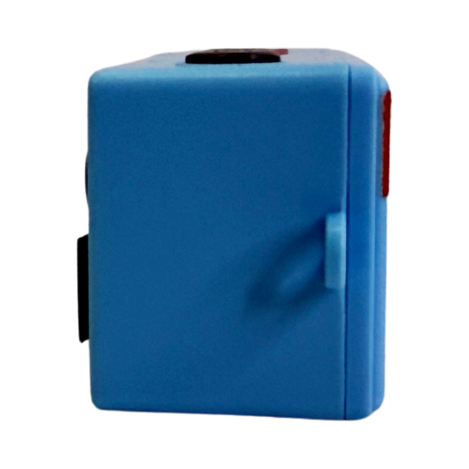 Un giocattolo a cubo fidget blu con accenti neri e rossi su sfondo bianco.