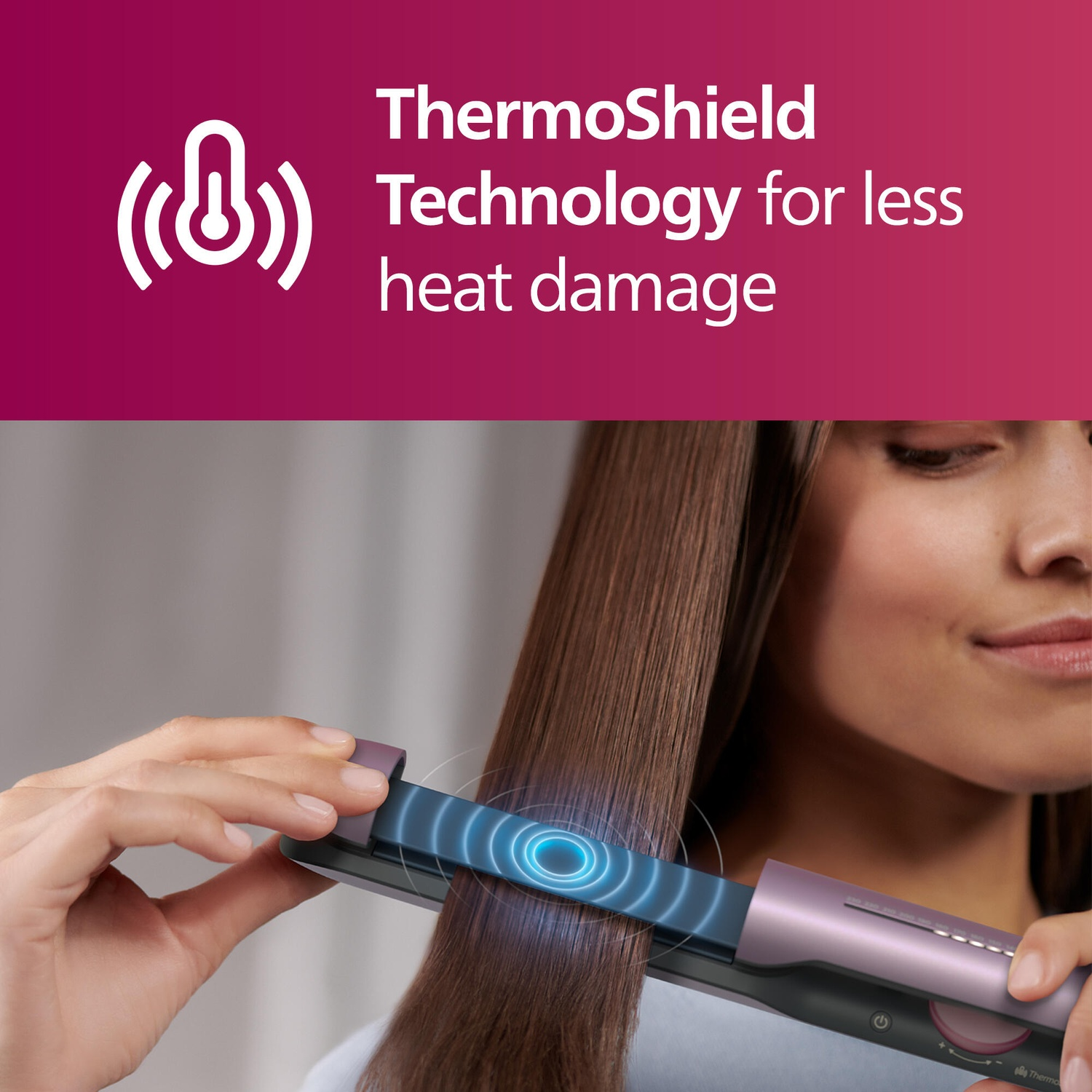 Donna che si piastra i capelli con una piastra dotata di tecnologia ThermoShield.