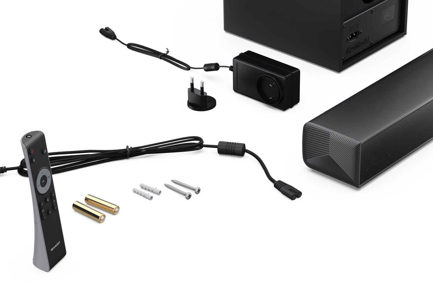 Mando, baterías, cables, adaptador de corriente, tornillos cerca de barra de sonido y subwoofer.