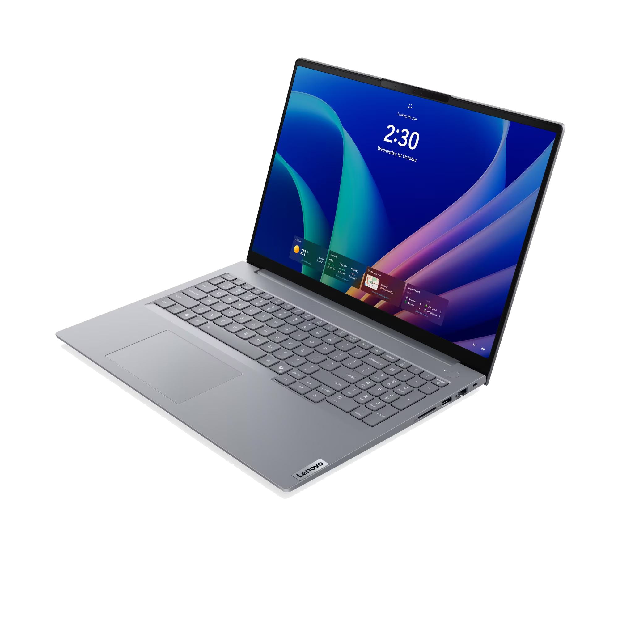 Un portátil Lenovo plateado está en ángulo, mostrando una pantalla de bloqueo con hora, fecha y widgets.