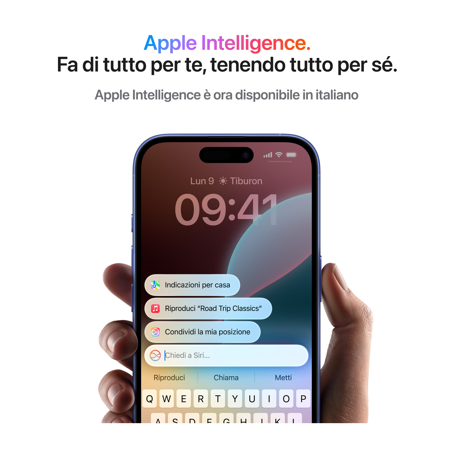 Un iPhone mostra la schermata di blocco con testo "Apple Intelligence" e tastiera.