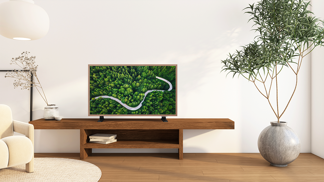 Egy TV egy zöld erdőn átvezető kanyargós út légi felvételét mutatja.